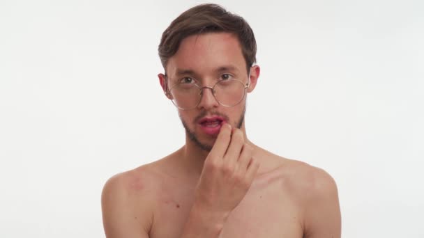 Jovem Caucasiano Metrosexual Meio Sexy Barbudo Homem Com Cabelo Castanho — Vídeo de Stock
