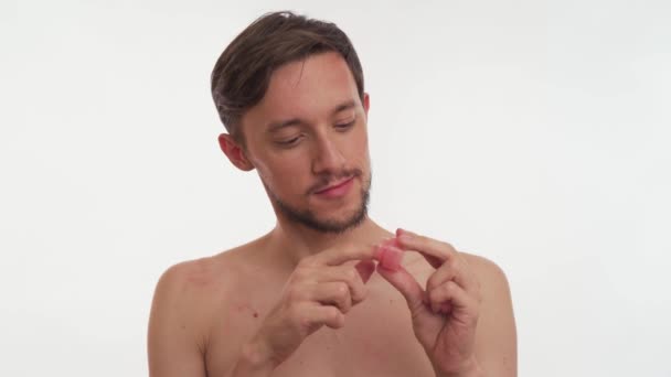 잘생긴 남자의 사진이 립글로스로 입술을 그리고 있습니다 소수자 공동체의 동성애의 — 비디오
