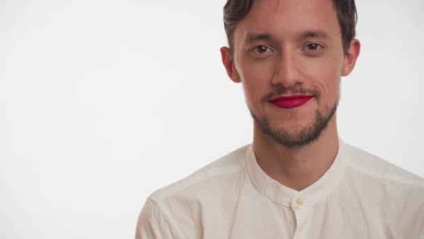 Joven Feliz Hermoso Hombre Gay Sexy Con Los Labios Pintados — Vídeos de Stock