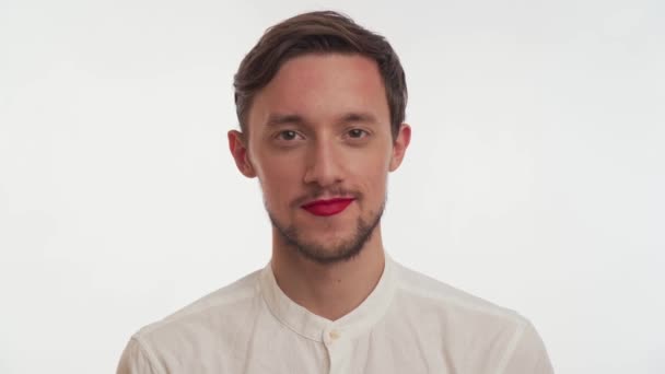 Hermoso Hombre Moreno Caucásico Con Barba Bigote Labios Pintados Rojo — Vídeos de Stock