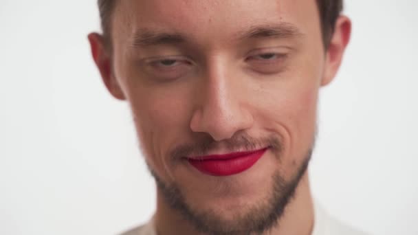 입술에 립스틱 남성의 콧수염있는 매력적 남자가 카메라를 아래를 새롱거리고 배경에 — 비디오