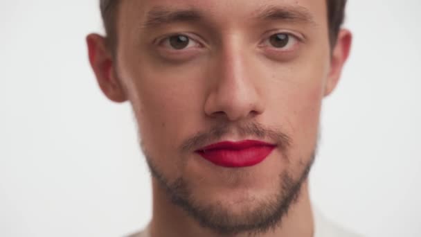 Portret Czarującego Mężczyzny Brodą Malowane Usta Jasnoczerwoną Szminką Zbliżenie Brodatego — Wideo stockowe