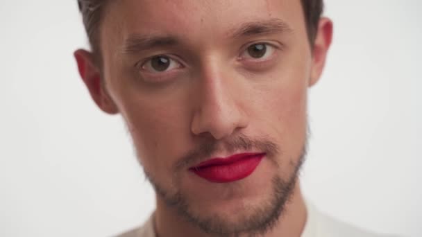 Όμορφη Καυκάσια Νεαρή Καστανή Ομορφιά Άνθρωπος Γένια Βαμμένα Χείλη Κόκκινο — Αρχείο Βίντεο