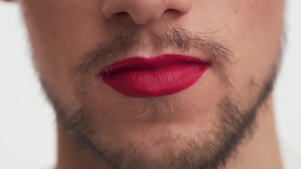 수염과 수염을 귀여운 코카서스 남자는 입술에 립스틱을 바르고 배경에 키스를 — 비디오