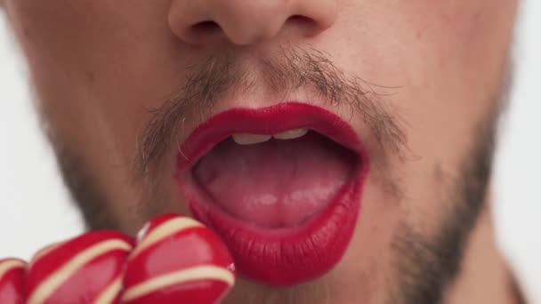 Ein Kaukasischer Sinnlicher Erwachsener Mann Mit Schwarzem Bart Schnurrbart Trägt — Stockvideo