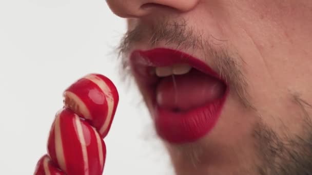 Hauch Von Sex Mann Mit Bart Lecken Saugen Süße Zuckerbonbons — Stockvideo