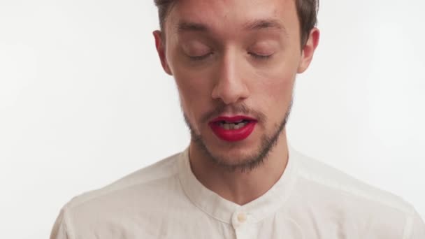 Sakallı Bıyıklı Makyajlı Dudaklarında Kırmızı Ruj Olan Kameraya Bakan Beyaz — Stok video