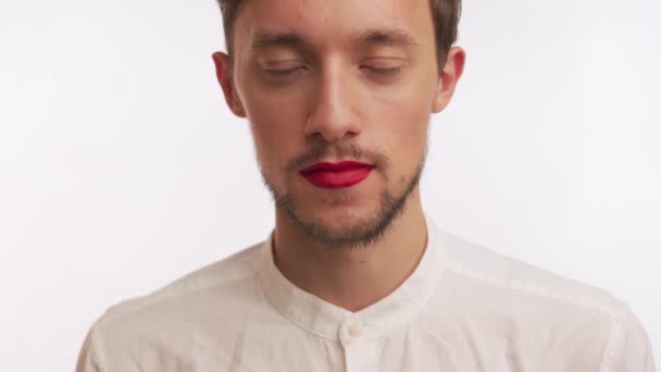 Joven Hombre Guapo Metrosexual Gay Con Camisa Barba Maquillaje Lápiz — Vídeos de Stock