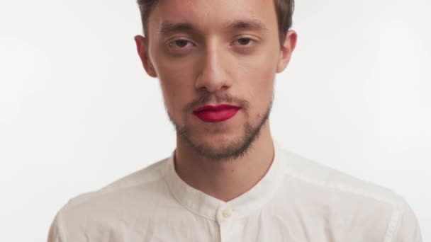 Σοβαρός Όμορφος Άντρας Καστανά Μάτια Γενειάδα Βαμμένα Χείλη Από Κόκκινο — Αρχείο Βίντεο