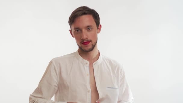 Gepassioneerde Jonge Aantrekkelijke Blanke Man Met Bruine Baard Snor Dragen — Stockvideo