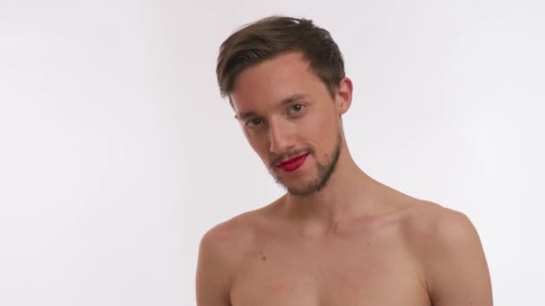 Jonge Schoonheid Mode Bebaarde Man Met Donkerbruin Haar Knipoogt Flirt — Stockvideo