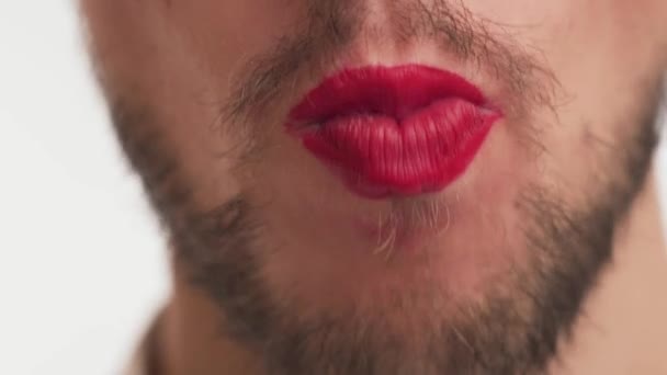一个漂亮的男性 嘴唇涂成红色 胡须浓密 胡须张开 放甜食糖果 吃东西 愉快地咀嚼着白色背景 适当营养的概念 — 图库视频影像
