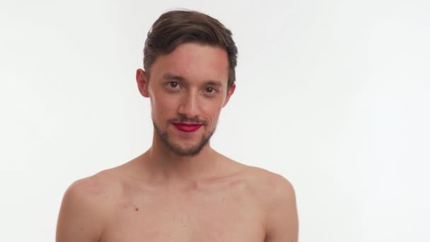턱수염을 귀여운 남자가 손가락으로 립스틱으로 입술을 색칠하고 침묵을 보이고 — 비디오