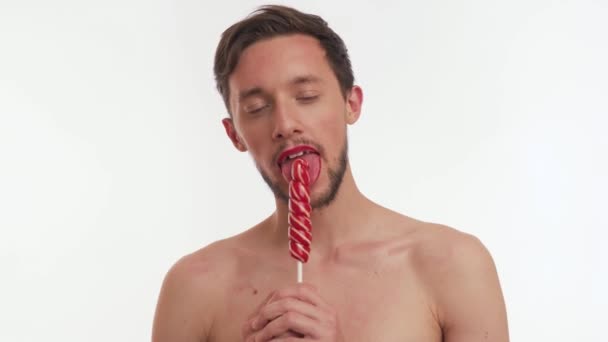 Singolo Grazioso Giovane Europeo Mezzo Nudo Uomo Con Capelli Castani — Video Stock