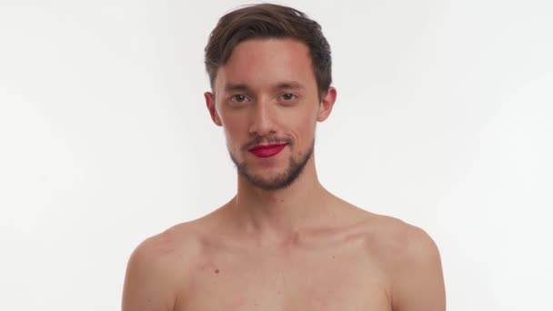 Güzel Genç Yarı Çıplak Esmer Kahverengi Gözlü Sakallı Makyajlı Dudaklarında — Stok video