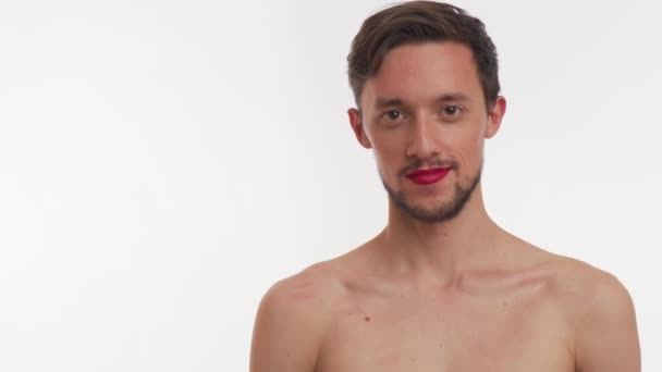 Dejlig Ung Effeminate Transvestit Brunette Halvnøgen Mand Med Skæg Smil – Stock-video