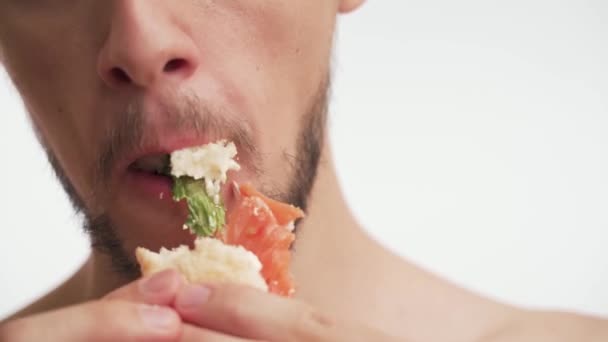 Joven Irreconocible Hermoso Hombre Caucásico Come Pescado Fresco Descuidadamente Delicioso — Vídeos de Stock