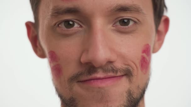 Ein Junger Kaukasischer Brünetter Mann Modell Mit Schnurrbart Blickt Direkt — Stockvideo