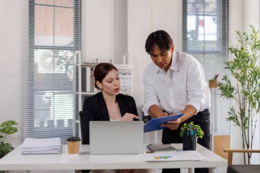 İş yerindeki genç çift