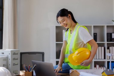 Ofiste çalışan kadın mühendis.