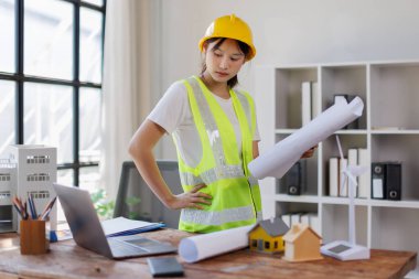 ofiste çalışan kadın mimar