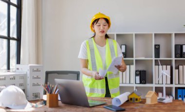 ofiste çalışan mühendis kadın