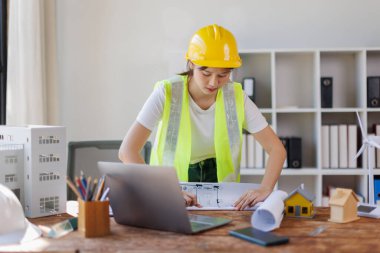 ofiste çalışan kadın mimar