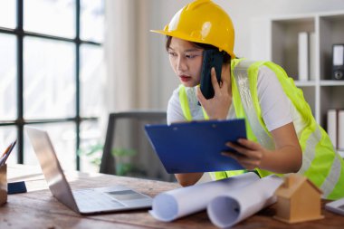 Ofiste çalışan Asyalı mimar.