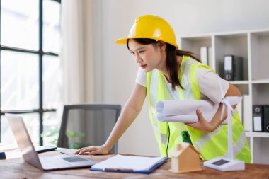 Evde çalışan mühendis mimar..