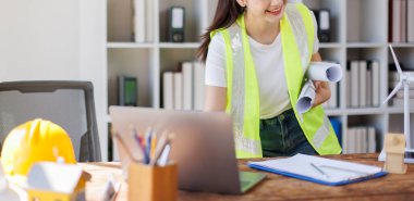 Ofiste çalışan kadın mimar veya mühendis