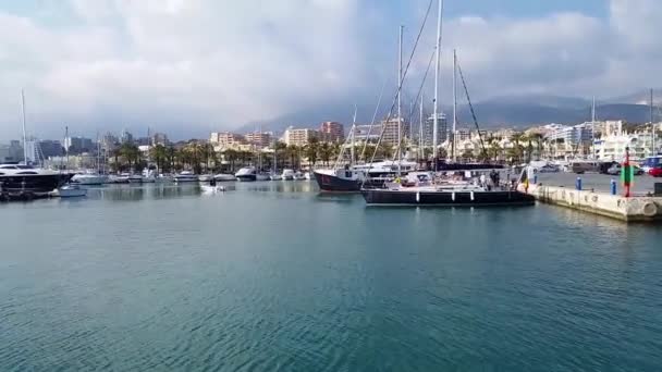 Utsikt över port av katamaran. — Stockvideo