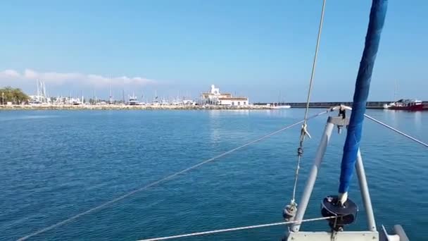 Walking along the sea on a catamaran. — Stock Video