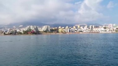 Deniz kenarında yürüyüş.