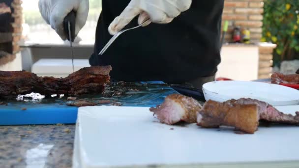 Cook snijdt het vlees, close-up, barbecue. — Stockvideo