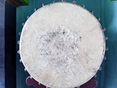 Eski bir caminin tarihi bir antik mimarisi ve eski iç mimarisi vardır.. 