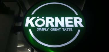 Bandara Juanda - Surabaya, Doğu Java, Endonezya, 11-19-2025: Gece görüşü geridönüş titreşimleri fotoğrafçılığı, şehir köşesinde 