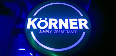 Bandara Juanda - Surabaya, Doğu Java, Endonezya, 11-19-2025: Gece görüşü geridönüş titreşimleri fotoğrafçılığı, şehir köşesinde 