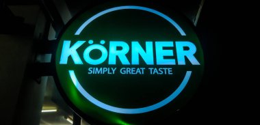 Bandara Juanda - Surabaya, Doğu Java, Endonezya, 11-19-2025: Gece görüşü geridönüş titreşimleri fotoğrafçılığı, şehir köşesinde 