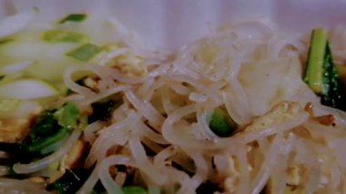 Lezzetli kızarmış vermicelli, karides, yumurta ve sebzeli popüler bir Endonezya yemeğidir. Beyaz köpük konteynırda servis edilmiş. Gıda videosu.