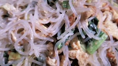 Lezzetli kızarmış vermicelli, karides, yumurta ve sebzeli popüler bir Endonezya yemeğidir. Beyaz köpük konteynırda servis edilmiş. Gıda videosu.