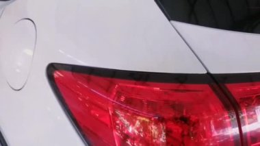 Fildişi beyazı SUV modern şehir arabası, arkadan yana görüş gövdesi.