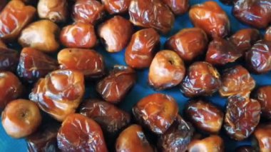 Bu egzotik meyve, Orta Doğu 'dan gelen ve büyüyen ürünleri ile ünlüdür ve tüm dünyada dini aylarda yaygın olarak satılmaktadır..