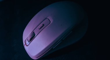 Koyu mor arka planda kablosuz bir fare, üst manzara. Peyzaj görünümü fotoğrafçılığı.