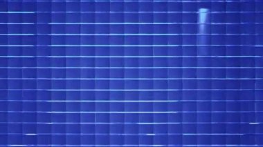 Soyut animasyonlu arka plan mavi küpleri toplama ve tuğla ışık ve kırılma kaynağıyla oluşan bir duvar içine dağılmakta kristallerinin hareketin temel ilmekledi