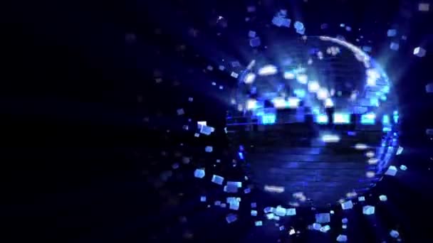 Fond abstrait animé en boucle : boule disco bleu foncé filante composée de cubes-cristaux avec des stries de lumière brillantes et des éclats de cristaux tournant autour et réfléchissant les rayons 