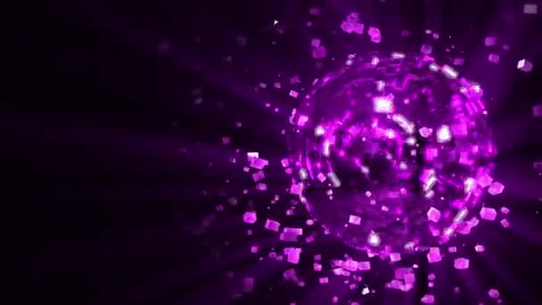 Abstrato looped fundo animado: pulsante e fiação roxo-violeta brilho disco bola composta de cubos-cristais com estrias brilhantes de luz e cacos de cristais girando em torno e refletindo raios — Vídeo de Stock