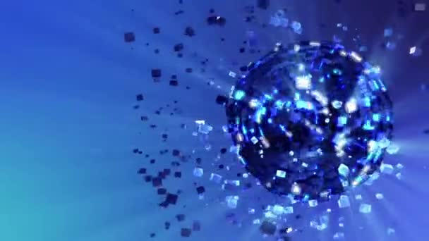 Fondo animado en bucle abstracto: bola disco brillante pulsante y giratoria compuesta de cubos-cristales con rayas brillantes azules de luz y fragmentos de cristales que giran alrededor y reflejan los rayos — Vídeos de Stock