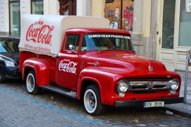 Prag, Çek Cumhuriyeti - 23 Ekim 2015: Eski bir kırmızı Ford vintage Coca cola kamyonu (kamyonet) bir otopark., Çek Cumhuriyeti, 23 Ekim 2015 yenilenmiş