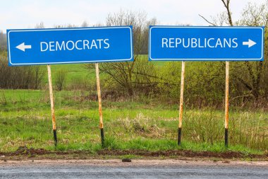 Doğa manzara arka planda Cumhuriyetçi ve Demokrat yol işaretiyle