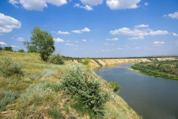 Krutoyar denilen Vyoshenskaya köyünün yakınındaki Don Nehri üzerindeki yüksek kil kayalığı.